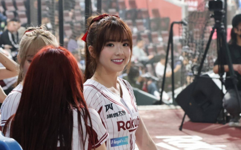 電豹女笑笑創紀錄轉戰職棒　首登場緊張狂跑廁所差點出不了門