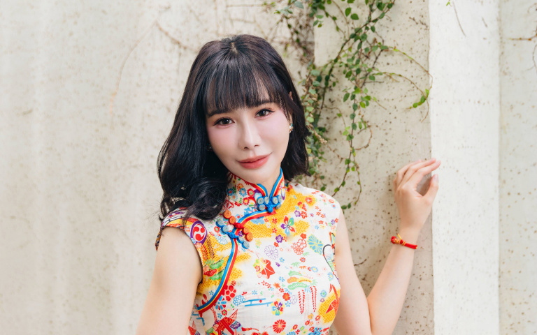 星收藏／夢露老師超長美腿好吸睛　上課穿旗袍都是因為「她」