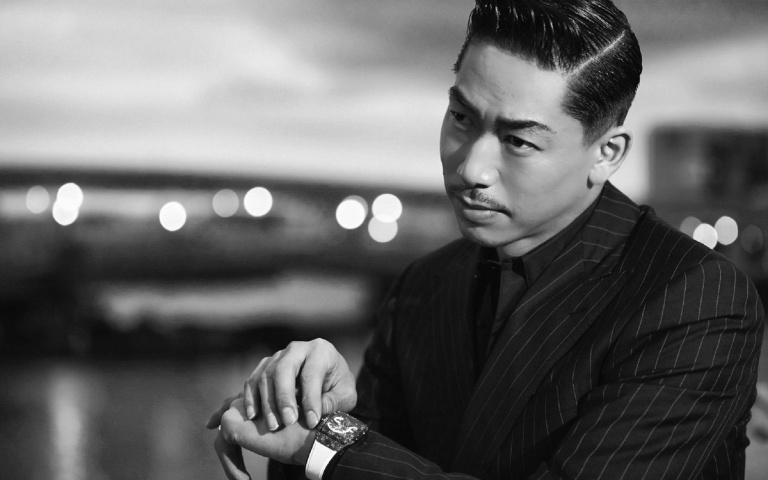 國民姊夫AKIRA配戴宇舶錶入鏡浪漫瀟灑，全新冰橙藍寶石陀飛輪五日鍊腕錶呈現設計典範