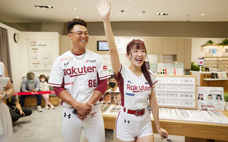 JINS板橋大遠百店回來了! 啦啦隊女神vs.桃猿球星　邀粉絲當麻豆PK眼鏡穿搭術