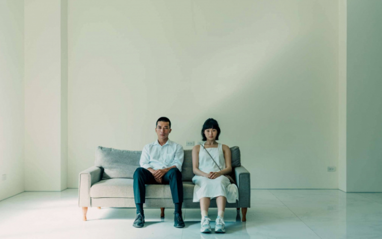 男星變身逃跑房仲　親密咬耳朵解放自我