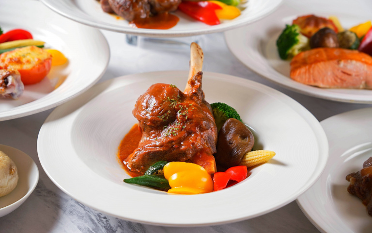 肉控快揪朋友！酒店「雙人飽胃戰」活動，百元就能吃燉羊膝、骰子牛套餐！