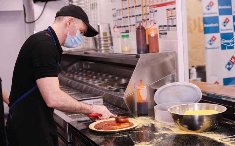 達美樂特殊福利羨煞眾人！CEO代班送特休，整年吃披薩都免費！