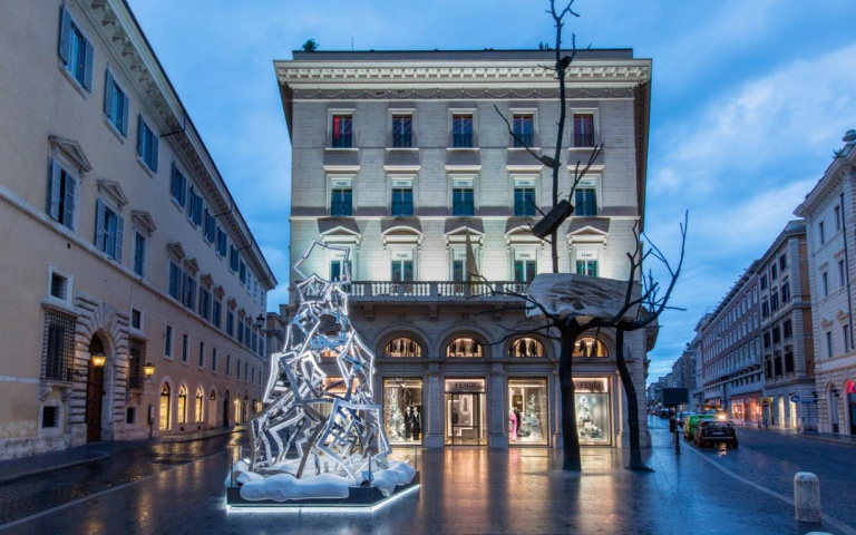 FENDI全世界同步推出限定版星空櫥窗和節日裝飾，一起歡慶2023年末假期，並迎接2024到來！