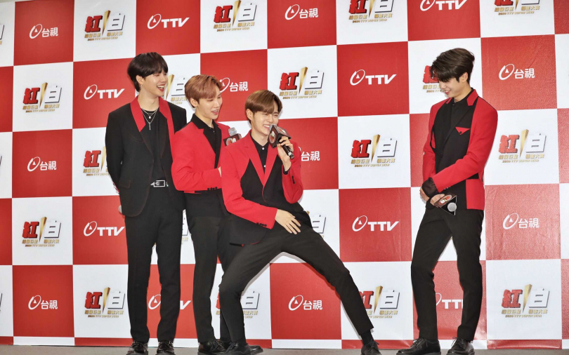 AB6IX拜年不忘討紅包 李大輝「轉大人」性感摸大腿