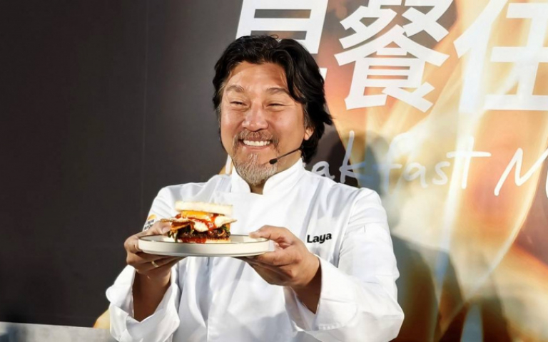 連鎖早餐店重磅聯名!《黑白大廚》愛德華·李把石鍋拌飯變米堡 APP下單滿額再抽美國來回機票