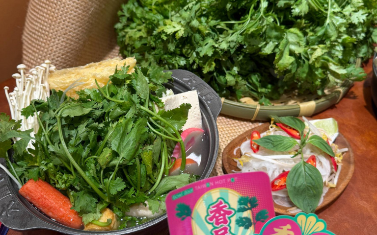 夏天也要吃鍋！六扇門推爆量香菜鍋，越式清香湯底＋檸檬酸香清爽開胃