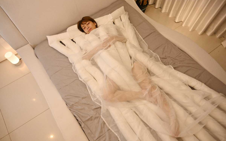 能抱著麵條睡覺,誰還需要男友?日本推出「睡眠用烏龍麵」,讓你再也不會踢被被!