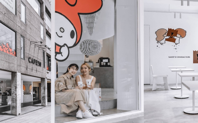 HELLO KITTY、酷企鵝探頭迎客　連鎖咖啡攜手三麗鷗家族賣萌　