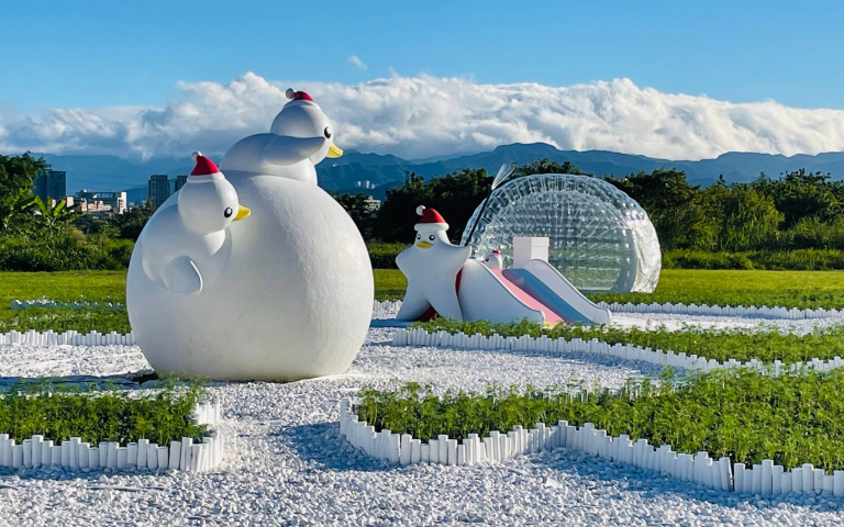 快來打卡！新北「鴨鴨公園地景藝術展」開展　雪白耶誕風河濱賣萌