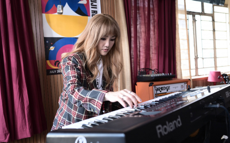 天后謝安琪為電影《4拍4家族》染金髮！扮演一見面就大吵的冤家父女檔！