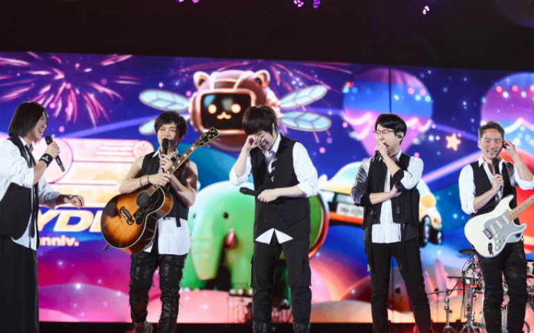 五月天宣布巡演移師高雄　丁噹現身台下淚謝師兄