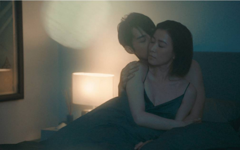 佘詩曼和下屬關係曝光　露性感事業線與何廣沛滾床