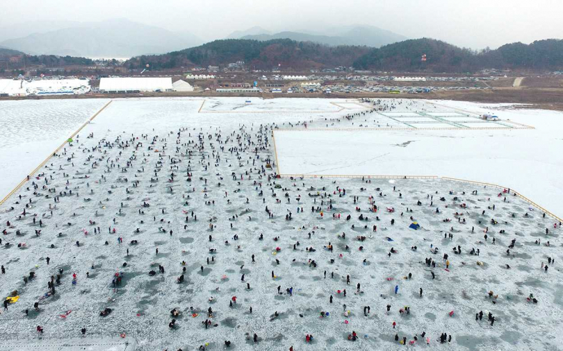 【韓國】冬天就玩冬天玩法　仁濟冰魚節開幕　在數千冰洞上釣魚