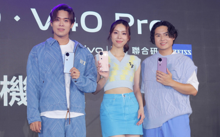 告五人哲謙收集團員醜照　犬青被公認是「攝影臭手」