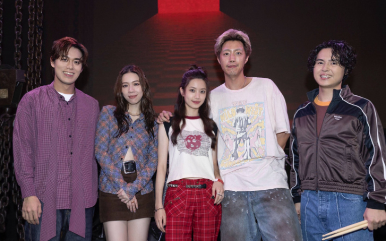 蔡凡熙末日激吻戀人　告五人哲謙慘被喪屍撲倒