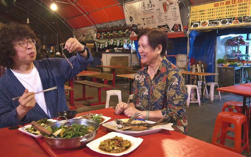 李明璁挑戰主持人　帶著觀眾走入市場