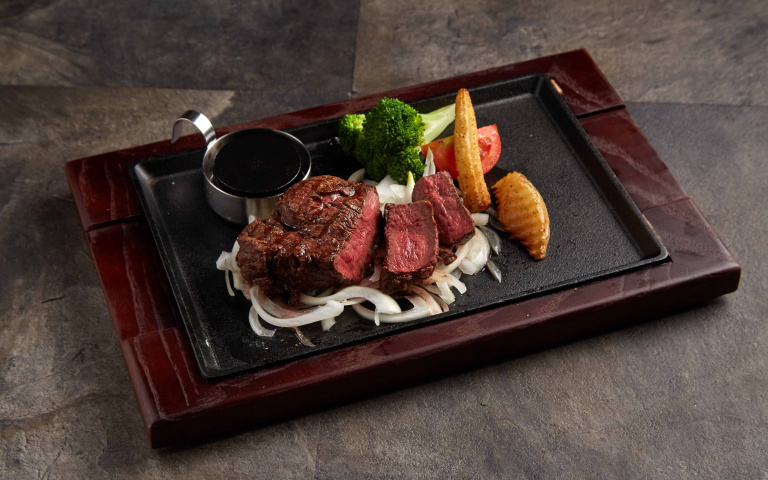 熟成牛排極致饗宴!「濕式熟成牛肉」鎖住肉汁鮮甜,還有「鑄鐵磁石」自行DIY掌握熟度!