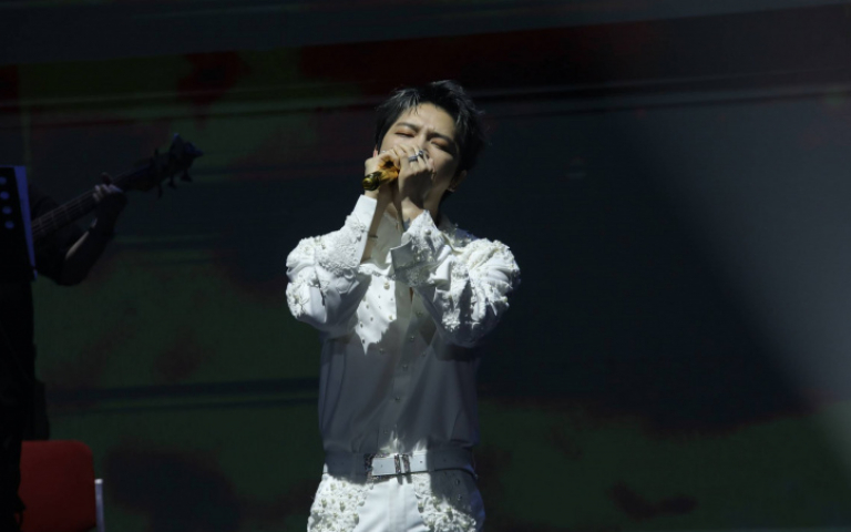 金在中演唱會延期4年終開唱　毒舌嗆粉絲「好像老了」