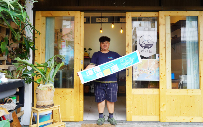 初夏藝遊台東3／返鄉青年帶逛富岡社區　親手打製樹皮燈、嘗原民風味料理