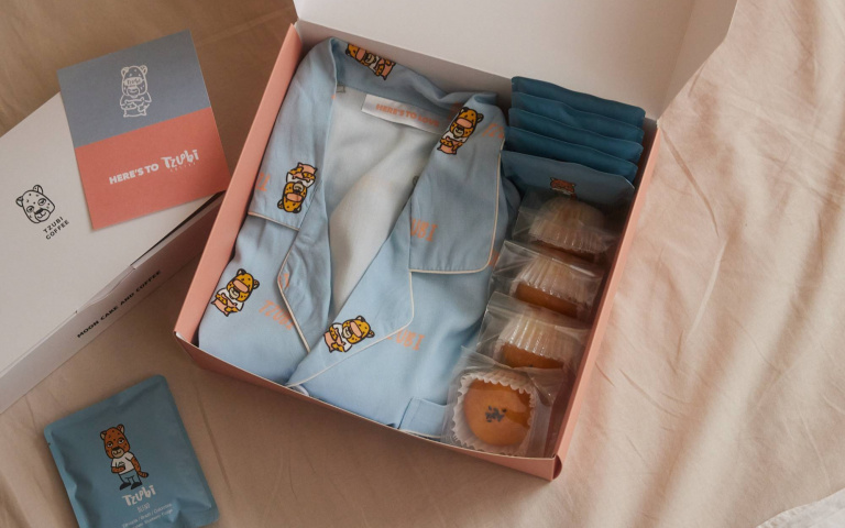 「居家服＋月餅」禮盒收過沒？服飾品牌跨界聯名冠軍咖啡，中秋送禮送到心坎裡！