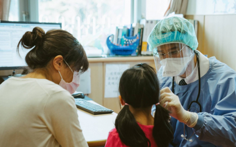 胡宇威自豪「會逗小孩」　演小兒科醫生裝可愛：會痛痛哦