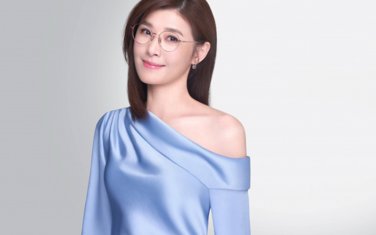 蘇慧倫眼鏡造型展現知性美　新加坡開唱預告帶來回憶殺