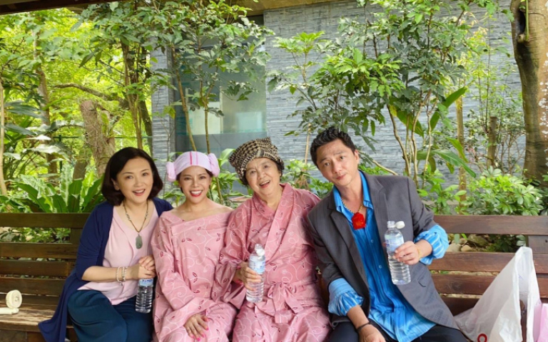 錦雯正中午泡溫泉熱到中暑刮出一大片紅　素顏拔罐遭師傅認出當場嚇傻