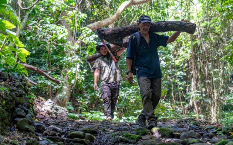 夏曼・藍波安返蘭嶼大展海上絕技　父子完成三代造舟心願