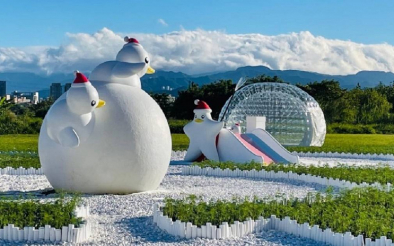 雪白鴨鴨現身河濱 新北超萌「2021 鴨鴨公園地景藝術展」夜晚光雕更浪漫