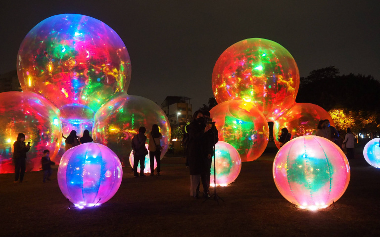 台中夜間浪漫遊　國美館光影藝術節　巨大泡泡最夢幻