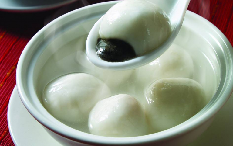 遵循古法舞元宵　師傅現搖現賣又現炸　品嘗不一樣的元宵滋味