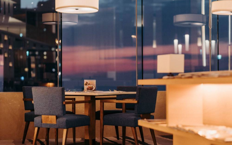 港都高空景觀餐廳！頂級熟成牛排、普羅旺斯燉菜，邊用餐邊欣賞30樓高美景！