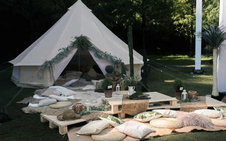 尾牙也可以很時髦！台北市七千坪「落羽松」大草原，白色露營風超夢幻！