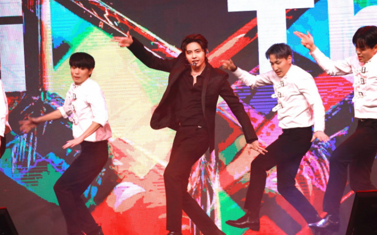 李鎭赫惡補中文熱唱〈想見你〉　衝寧夏夜市嗑香腸拍帥照