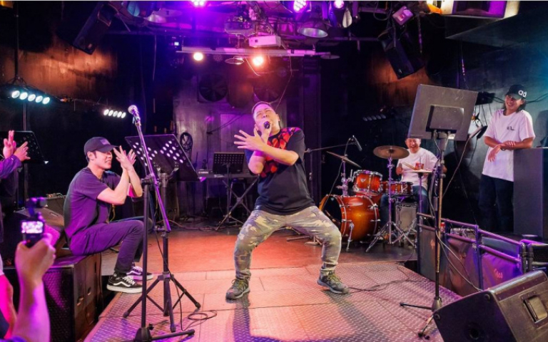 卜學亮嗨唱神曲〈超跑情人夢〉　喊話「哈林小隊2」一個都不能少