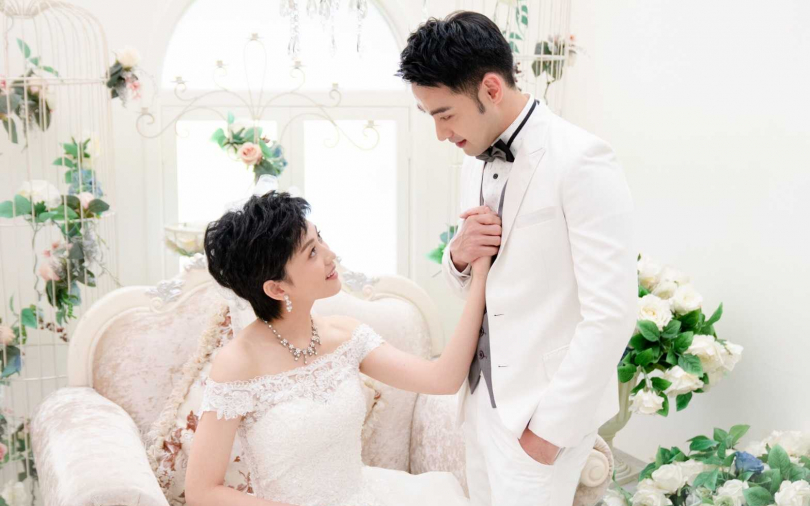 披婚紗狂踩鞋跟不仆街　侯怡君這招超內行