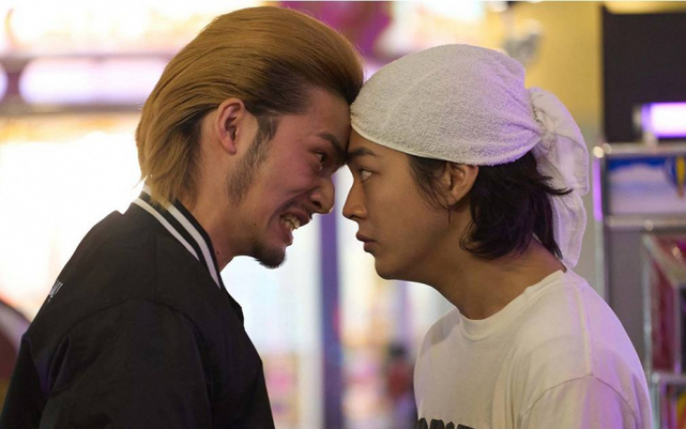 水上恆司擺脫「奴隸合約」　攜手JO1成員化身筋肉金髮暴走族